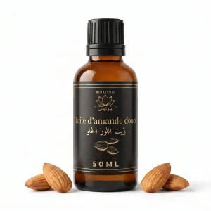 زيت اللوز الحلو بيو لوتس مع حبات لوز طازجة على خلفية بيضاء